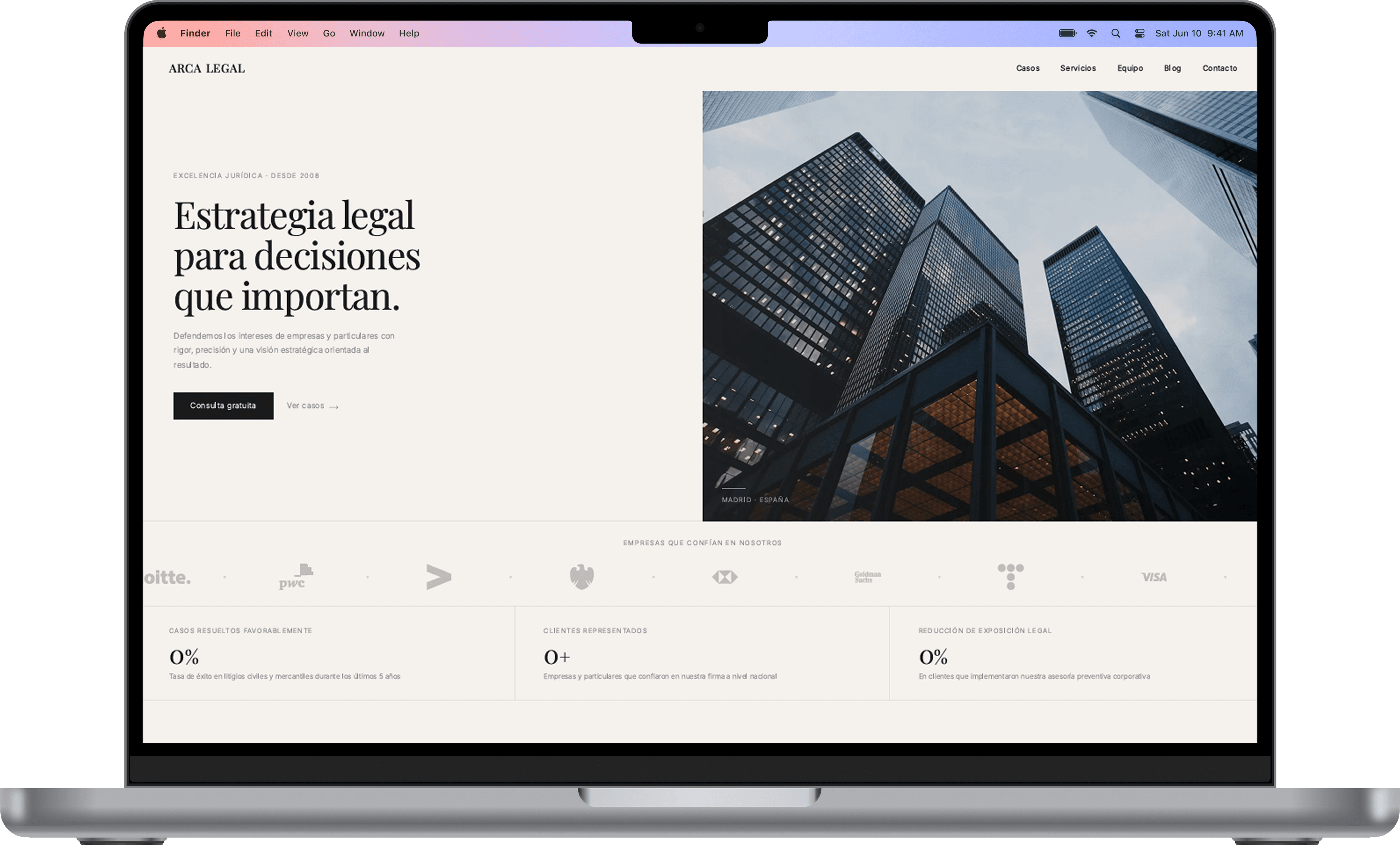 Arca Legal — Web corporativa en MacBook Pro